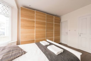 1 habitación, tabla de planchar con plancha y ropa de cama