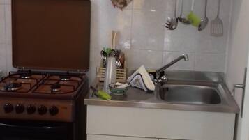 Frigorifero, microonde, forno, piano cottura