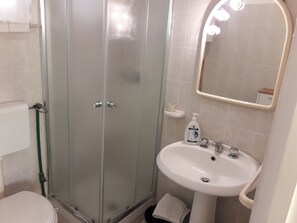 Een douche, een haardroger, een bidet, handdoeken