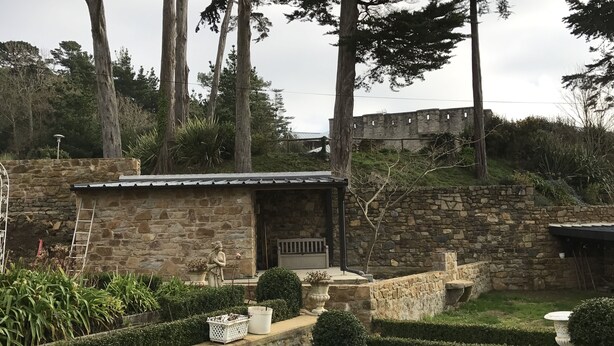 A stone building with a small porch and a statue. - Single-storey house 125 m² facing the sea, patio with barbecue and garden. (Crozon)