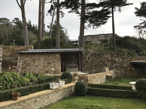 Single-storey house 125 m² facing the sea, patio with barbecue and garden.