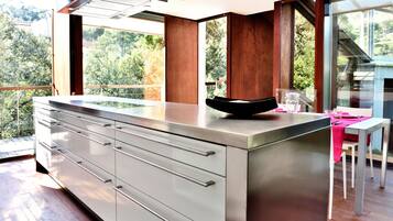 JÀÀkaappi, mikroaaltouuni, uuni, liesi