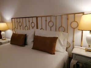 A hotel room with a bed, two bedside tables, and a headboard with circular designs. - Casa Douro Terrace -River Views Douro Valley 60' from Porto  (Ancede - Baião)