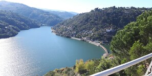 A panoramic view of a coastal area with a lake, surrounded by hills and a bridge connecting two land masses. - Casa Douro Terrace -River Views Douro Valley 60' from Porto  (Ancede - Baião)