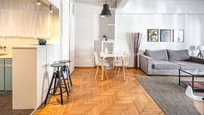 Un espacio habitable moderno con cocina, comedor y zona de estar.