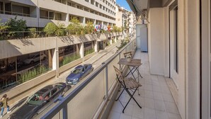 Un balcón con vistas a un aparcamiento de varios pisos y una calle abajo.