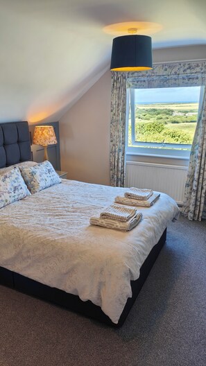 4 bedrooms, desk, iron/ironing board, travel crib - Cottage with coastal views of Abereiddy, Porthgain & as far as Strumble Head (Pembrokeshire)