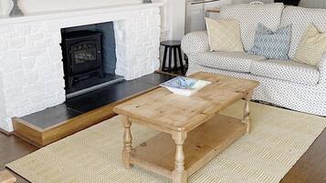 TV, fireplace, DVD player, books