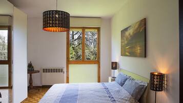 2 habitaciones, tabla de planchar con plancha, wifi y ropa de cama
