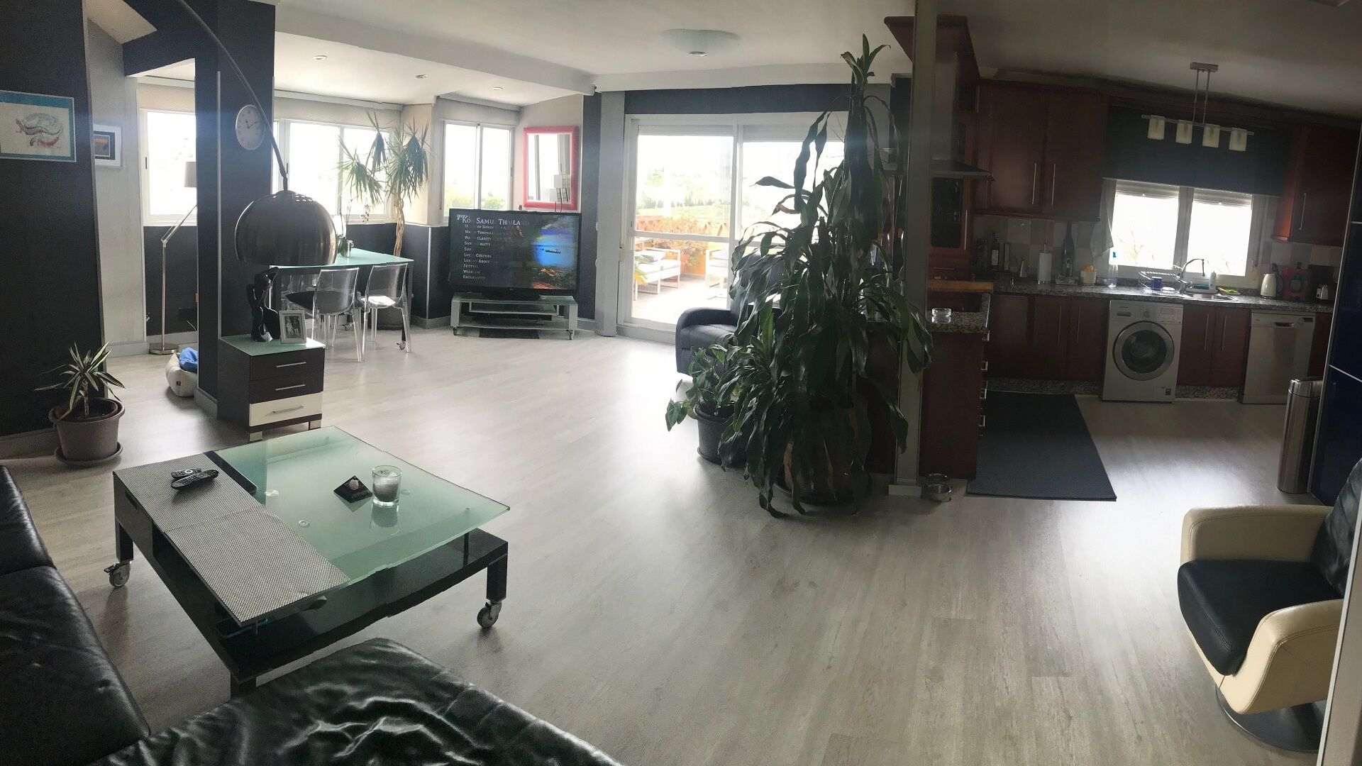 Een smart-tv en een stereo