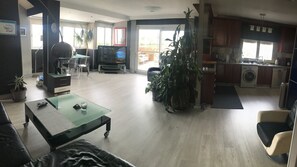 Een smart-tv en een stereo