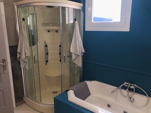 Een douche, een bubbelbad, een haardroger, handdoeken