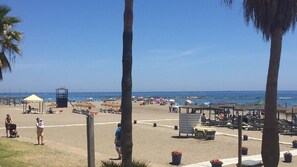 En la playa y toallas de playa