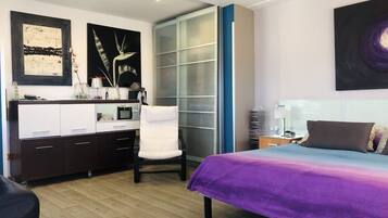 1 slaapkamer, een bureau, een strijkplank/strijkijzer, reisbedje