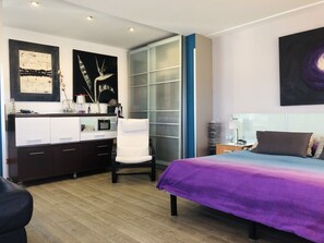 1 habitación, escritorio, tabla de planchar con plancha y cuna de viaje