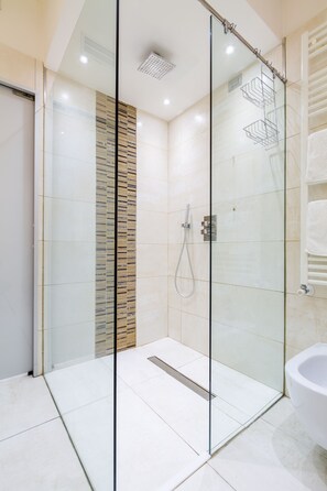 Shower, hair dryer, bidet, towels - Hospitable and very close to "Leonardo's Last Supper". (Milano)