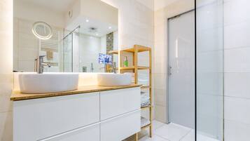 Doccia, asciugacapelli, bidet, asciugamani