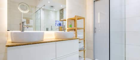 Dusche, Haartrockner, Bidet, Handtücher