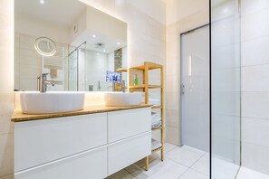 Dutxa, assecador de cabells, bidet i tovalloles 