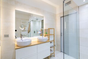 Shower, hair dryer, bidet, towels - Hospitable and very close to "Leonardo's Last Supper". (Milano)