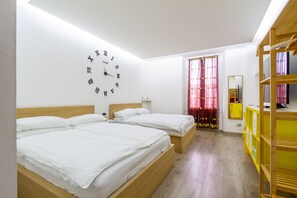 1 dormitori, planxa i posts de planxar i un bressol de viatge 