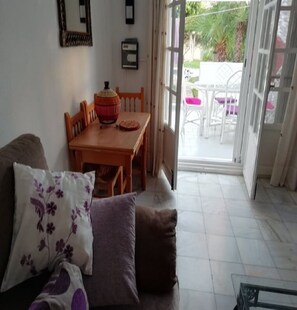 Fernseher, DVD-Player, Bücher, Stereoanlage