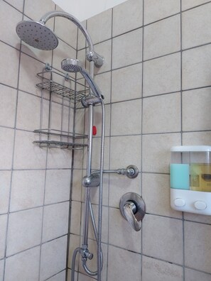 Ducha, secador de pelo, toallas y jabón