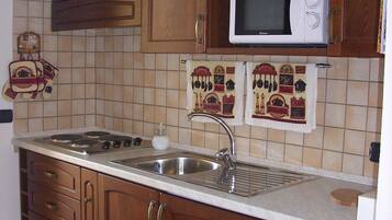 Frigorifero, microonde, piano cottura, macchina per tè/caffè