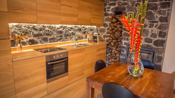 Fridge, oven, stovetop, coffee/tea maker