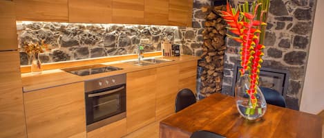 Fridge, oven, stovetop, coffee/tea maker