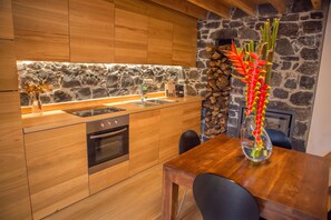 Een koelkast, een oven, een kookplaat, een koffiezetapparaat/waterkoker