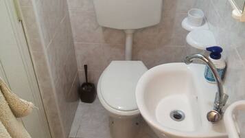 Dusche, Haartrockner, BademĂ€ntel, HandtĂŒcher