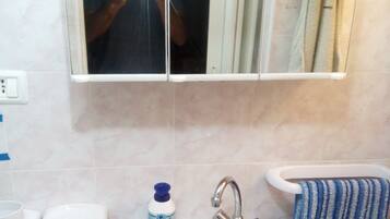 Doccia, asciugacapelli, accappatoio, asciugamani