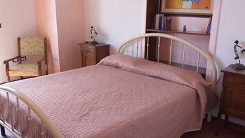 3 bedrooms, desk, iron/ironing board, WiFi