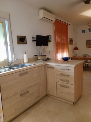 Fridge, microwave, stovetop, coffee/tea maker