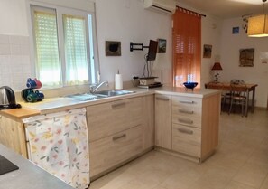 Fridge, microwave, stovetop, coffee/tea maker - COMFORTABLE GROUND FLOOR, IN OLD TOWN  (Córdoba)