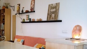 Uma cozinha moderna com bancada de madeira, forno embutido e fogão a gás.