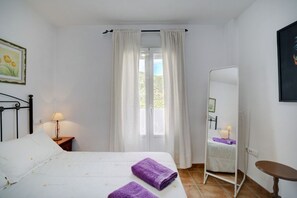 2 chambres, fer et planche à repasser, draps fournis