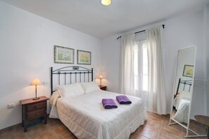 2 makuuhuonetta, silitysrauta/-lauta, vuodevaatteet