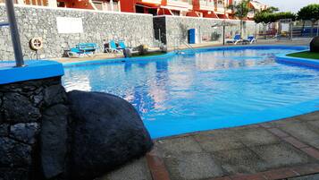 Una piscina al aire libre