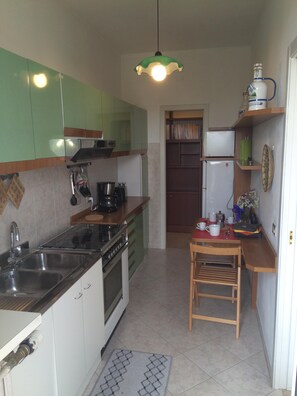 Fridge, microwave, oven, stovetop - Carozzi House 4P - Carozzi Apartments (Milano)
