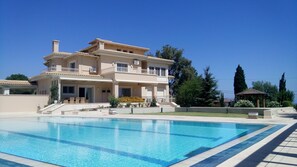 Un bâtiment à deux étages avec une piscine devant.