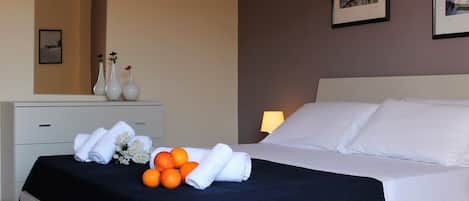 4 bedrooms, iron/ironing board, WiFi, bed sheets