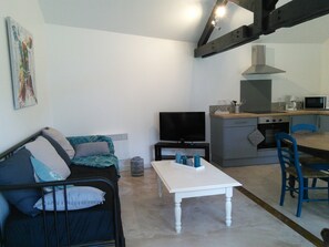 Fernseher, Tischtennisplatte, Bücher