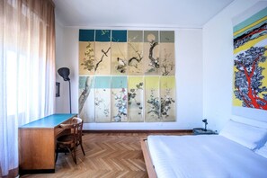 2 makuuhuonetta, tallelokero huoneessa, silitysrauta/-lauta