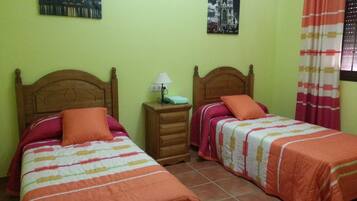 2 quartos, escrivaninha, ferros/tábuas de passar roupa