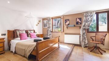 3 dormitorios, tabla de planchar con plancha, cuna de viaje