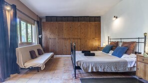 3 bedrooms, iron/ironing board, travel cot, free WiFi