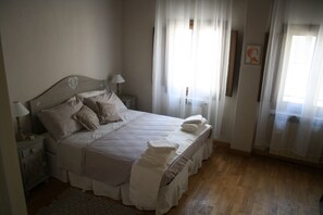 1 bedroom, desk, soundproofing, iron/ironing board - A window on Florence (Firenze)