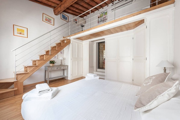 1 Schlafzimmer, Schreibtisch, schallisolierte Zimmer